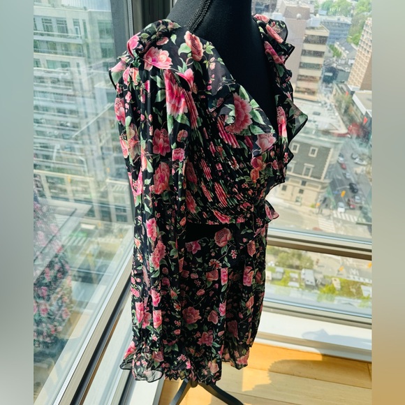 🆕 AMUR 🧿 X REVOLVE NWOT Sleeveless V Neck Pleat Floral Romper Size 8 - Picture 6 of 16